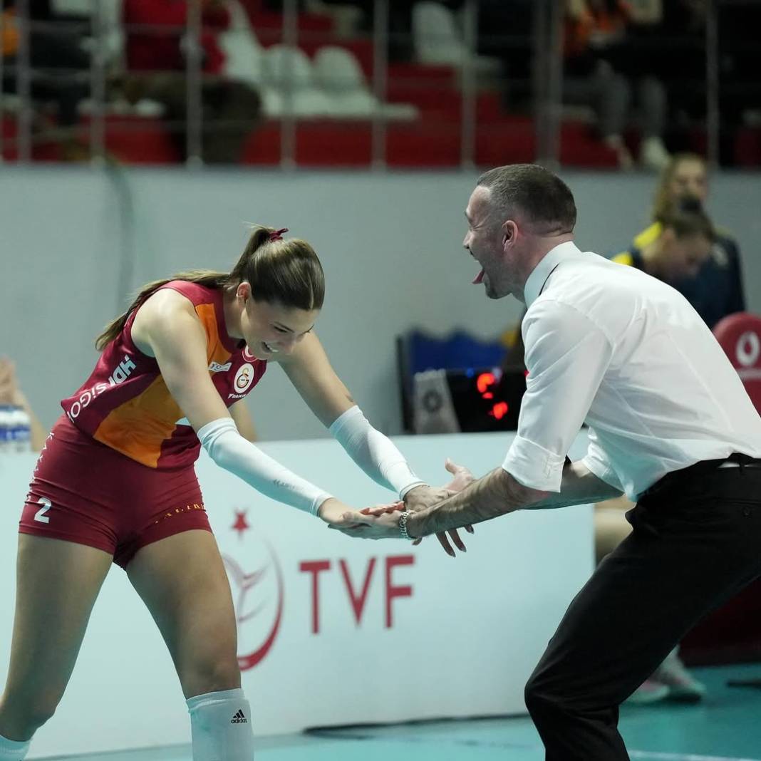 İlkin Aydın'ın babası bakın kim çıktı? Alev kırmızısı da çok yakıştı 1